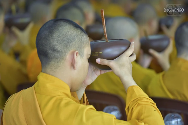 Cử bát thực hiện nghi thức quá đường