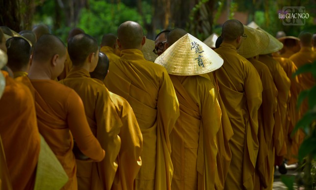 Các hành giả xếp hàng, di chuyển về trai đường trong trật tự, im lặng