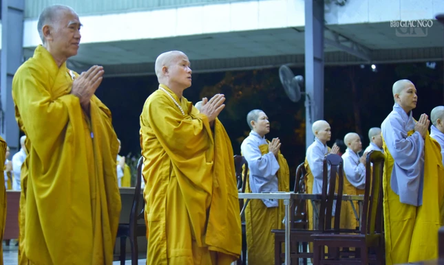 Chư tôn đức Hội đồng Điều hành tham dự thời khóa tu học cùng các hành giả Tăng Ni sinh viên