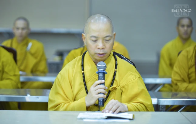 Các hành giả cùng nhau đọc tụng những lời kinh quý báu mà Đức Phật đã để lại cho hàng hậu học...