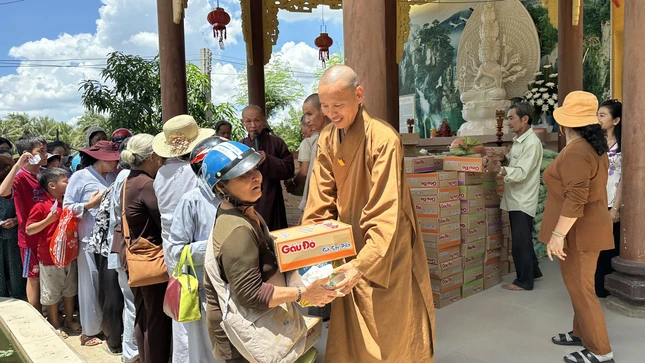 Trao quà đến người dân khó khăn