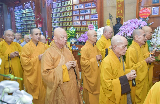 Chư tôn đức Ban Trị sự GHPGVN TP.HCM, tông phong Thiên Thai Giáo Quán dâng hương tưởng niệm Ni trưởng Thích nữ Liễu Tướng