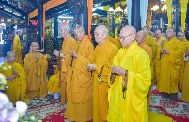 Chư tôn đức dâng hương tưởng niệm