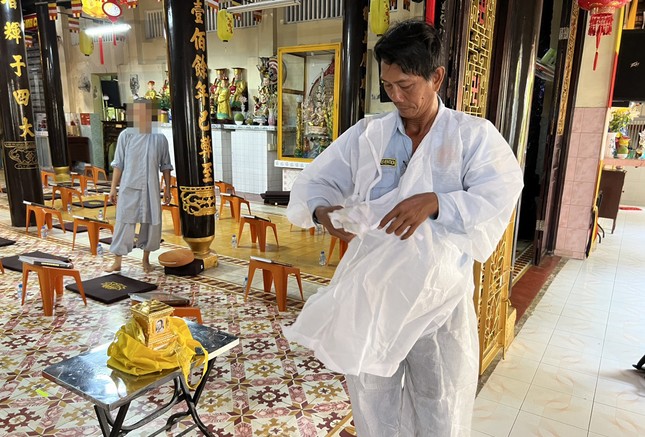 Ảnh người đàn ông mang hũ tro cốt vào chùa Huệ Lâm chiều 17-6 do các Sư cô trong chùa chụp lại