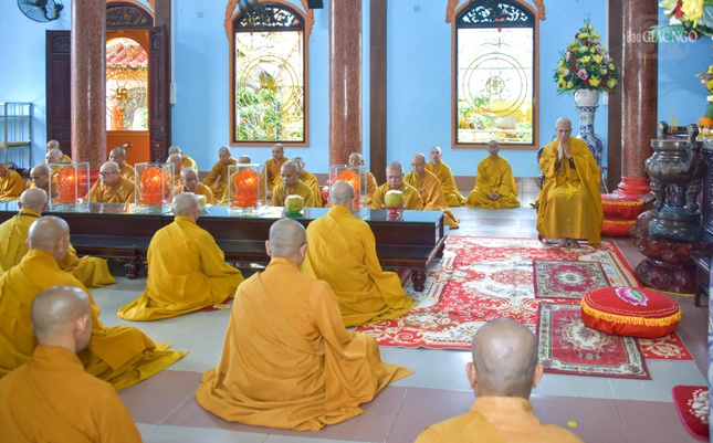 Đại chúng thính giới tại chánh điện tổ đình Vạn Thọ vào sáng 15-5 ÂL