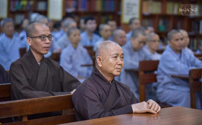 Hòa thượng Thích Hoằng Tri cùng các hành giả tham dự