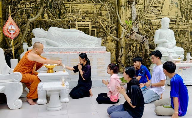 Chư Tăng buộc chỉ cổ tay chúc phúc đến các bạn sinh viên Lào