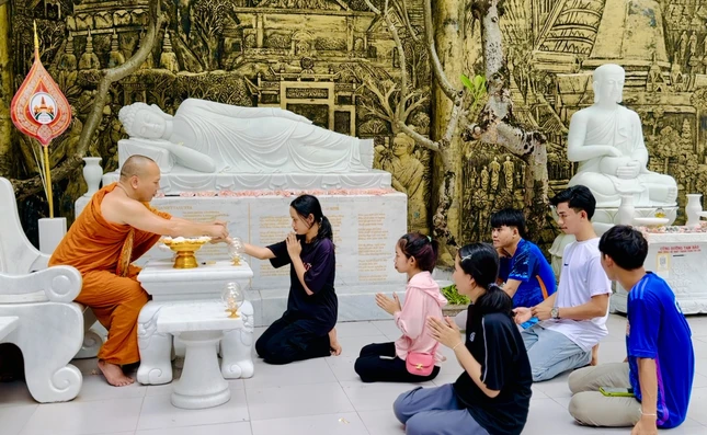 Chư Tăng buộc chỉ cổ tay chúc phúc đến các bạn sinh viên Lào Chư Tăng buộc chỉ cổ tay chúc phúc đến các bạn sinh viên Lào