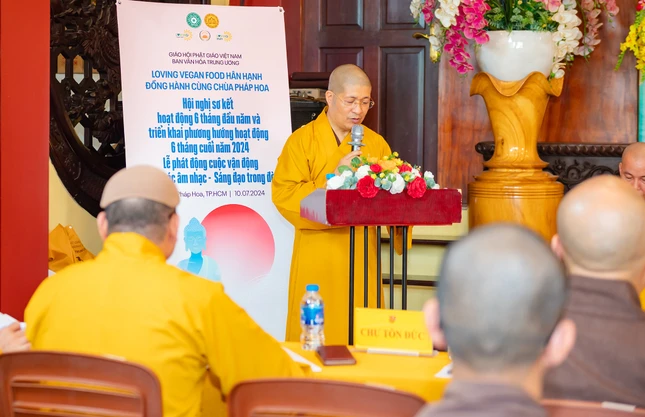 Thượng tọa Thích Quảng Minh đọc báo cáo tổng kết