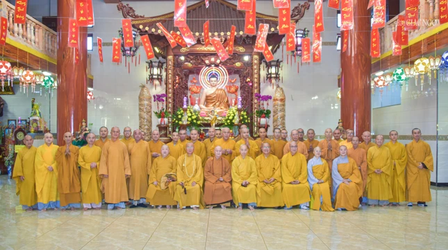 Chụp ảnh lưu niệm tại hạ trường chùa Quan Âm