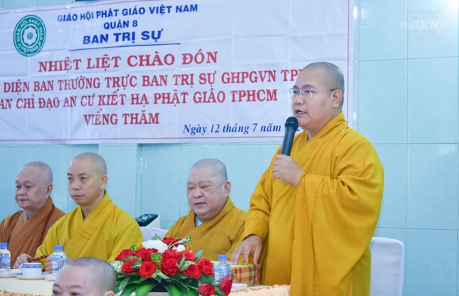 Thượng tọa Thích Hải Đạt giới thiệu các thành viên trong đoàn Ban Trị sự GHPGVN TP.HCM