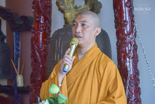 Thượng tọa Thích Hoằng Ninh, Trưởng ban Trị sự, Trưởng ban Tổ chức khóa An cư kiết hạ Phật giáo Q.7 cảm tạ đoàn đến thăm