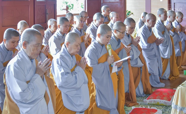 Sư cô Thích nữ Trung Quang báo cáo tình hình tu học của các hành giả