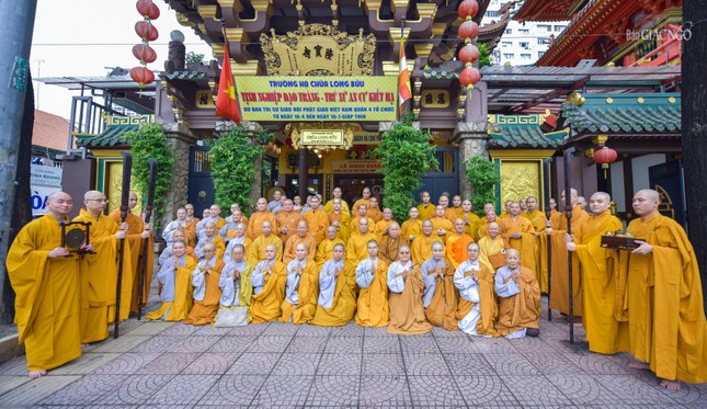 Chụp ảnh lưu niệm cùng các hành giả khóa An cư kiết hạ tại chùa Long Bửu