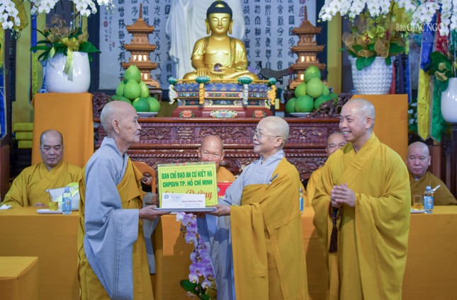 Ni trưởng Thích nữ Như Thảo trao tịnh tài cúng dường đến Ni trưởng Thích nữ Hạnh Ngọc, Thiền chủ hạ trường chùa Bồ Đề