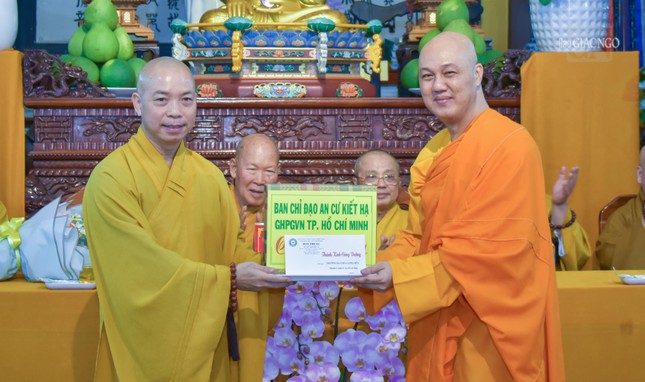 Đoàn cúng dường đến Ban Chức sự hạ trường chùa Long Bửu