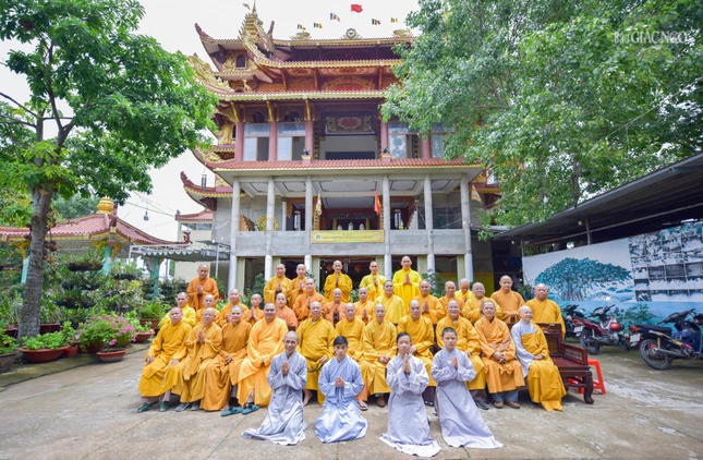 Chụp hình lưu niệm cùng các hành giả tại chùa Đức Phú