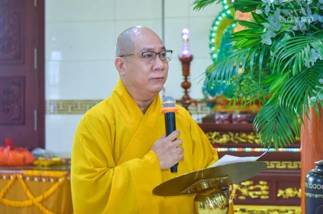 Thượng tọa Thích Trí Trường, Phó ban Trị sự GHPGVN Q.8 đại diện phát biểu cảm tạ