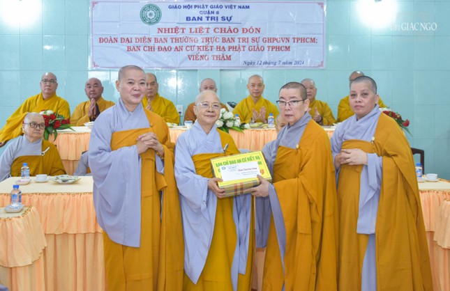 Đại diện hạ trường chùa Pháp Quang nhận tịnh tài cúng dường