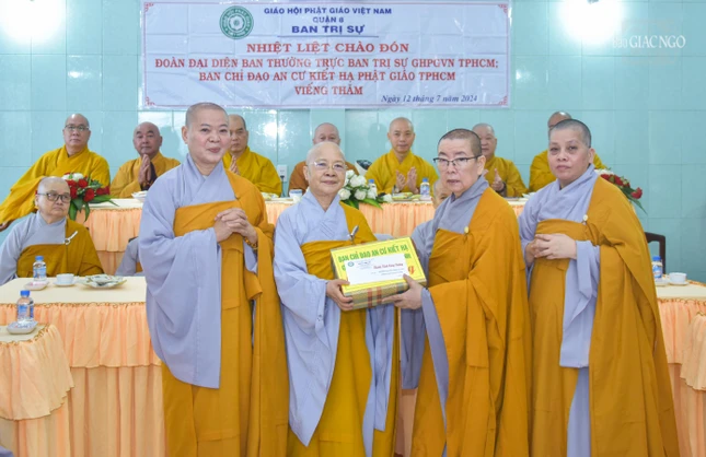 Đại diện hạ trường chùa Pháp Quang nhận tịnh tài cúng dường