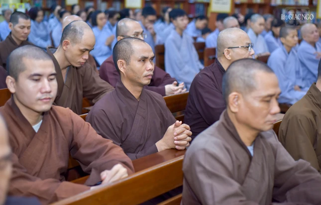 Các hành giả tập trung lắng nghe