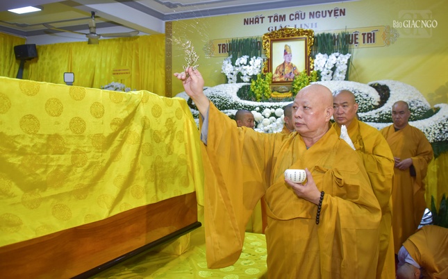 Hòa thượng Thích Lệ Trang sái tịnh kim quan