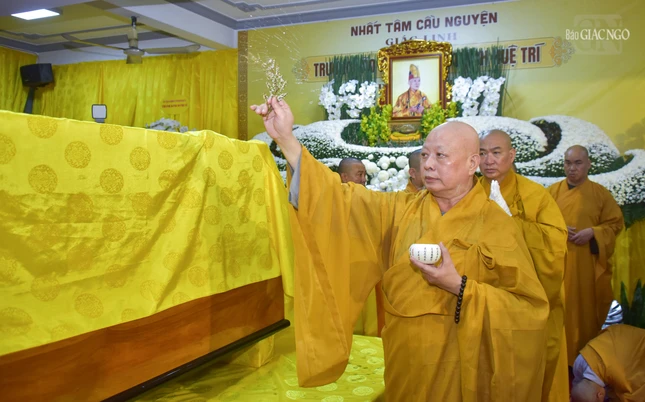 Hòa thượng Thích Lệ Trang sái tịnh kim quan