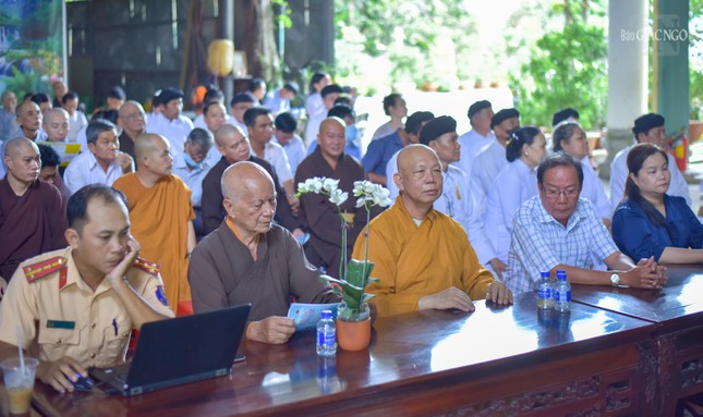 Chư tôn đức Ban Trị sự Phật giáo H.Nhà Bè, đại diện chính quyền tham dự