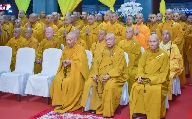 Chư tôn giáo phẩm tham dự lễ nhập kim quan