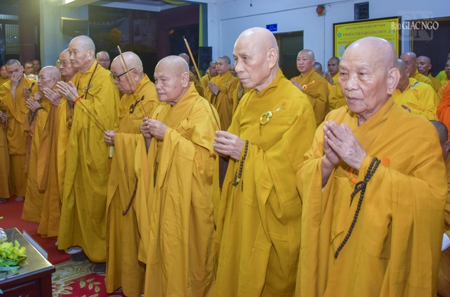 Chư tôn giáo phẩm niêm hương Tam bảo