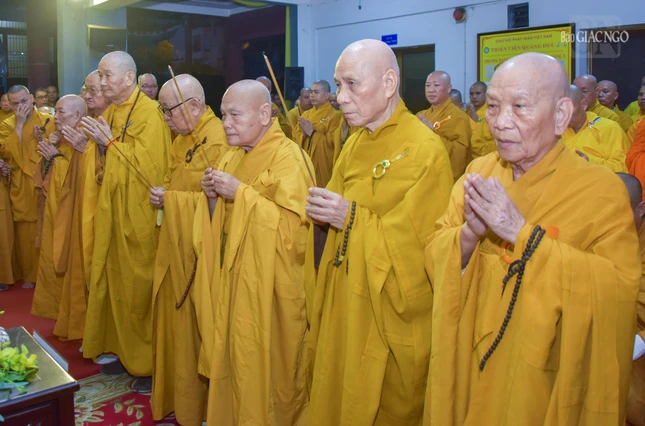 Chư tôn giáo phẩm niêm hương Tam bảo