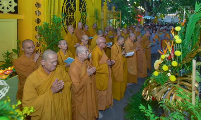 Chư Tăng thực hiện khóa lễ dưới tượng đài Bồ-tát Quán Thế Âm tại tổ đình Vạn Thọ (Q.1)