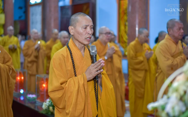 Thượng tọa Thích Minh Quang hướng dẫn đại chúng tụng kinh