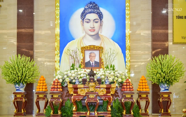 Hương án, di ảnh Tổng Bí thư Nguyễn Phú Trọng được thiết trí tại hội trường chính của Việt Nam Quốc Tự