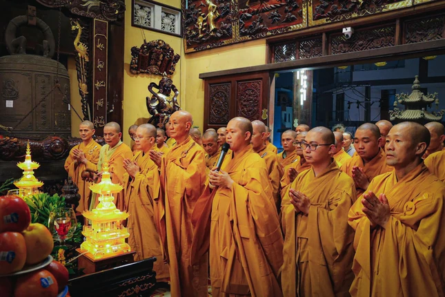 Chư Tăng, Phật tử chùa Đại Giác (Q.Phú Nhuận) thành kính tưởng niệm Tổng Bí Thư Nguyễn Phú Trọng - Ảnh: Hồng Nhật