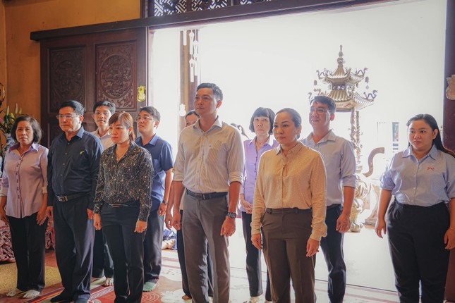 Đoàn Đảng ủy - UBND - Ủy ban MTTQVN P.8, Q.Phú Nhuận do ông Vũ Ngọc Minh - Bí thư Đảng ủy P.8 làm trưởng đoàn đã đến chùa Đại Giác thắp hương tưởng nhớ Tổng Bí thư Nguyễn Phú Trọng