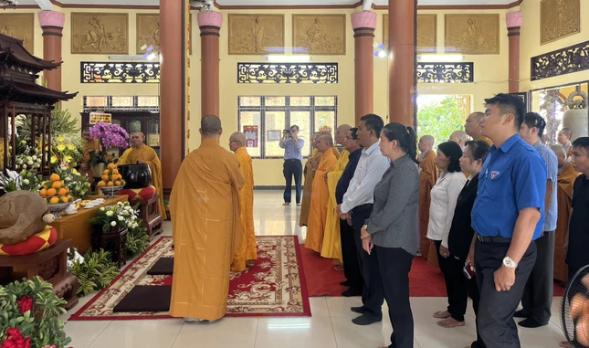 Ban Trị sự GHPGVN Q.7, đại diện chính quyền quận tham dự lễ tưởng niệm Tổng Bí thư Nguyễn Phú Trọng tại Long Hoa cổ tự