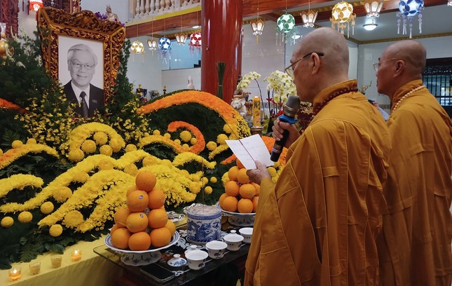 Hòa thượng Thích Hiển Đức hướng dẫn đại chúng thực hiện nghi thức cầu nguyện