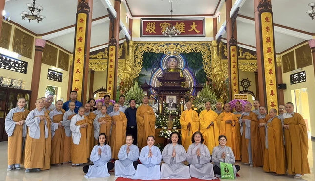 Tăng Ni, Phật tử chụp hình lưu niệm trước di ảnh Tổng Bí thư Nguyễn Phú Trọng