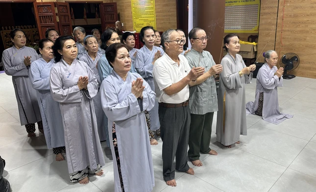 Phật tử thắp hương tưởng niệm trước bàn thờ Tổng Bí thư Nguyễn Phú Trọng tại chùa Phước Duyên