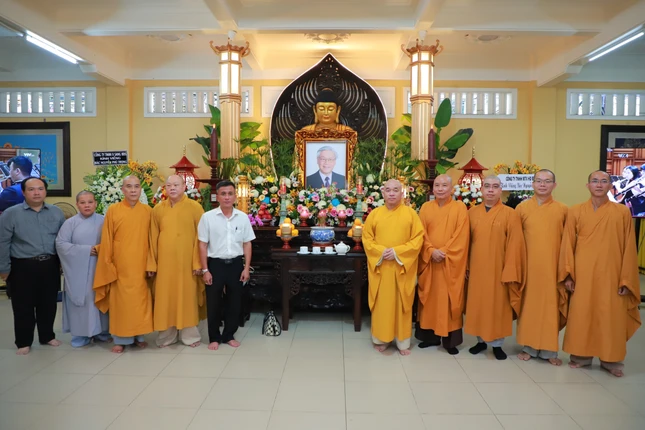 Chụp hình lưu niệm - Ảnh: Trung Thắng