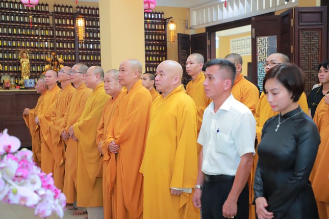 Thượng tọa Thích Nhật Thiện, Trưởng ban Trị sự GHPGVN Q.10 và ông Đoàn Hồng Hiệp, Chủ tịch Ủy ban MTTQVN quận tham dự lễ tưởng niệm - Ảnh: Trung Thắng