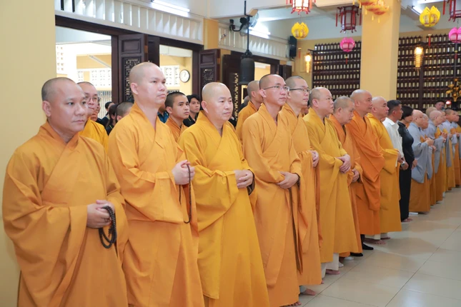 Chư Tăng trên địa bàn Q.10 tham dự tưởng niệm tại chùa Ấn Quang - Ảnh: Trung Thắng