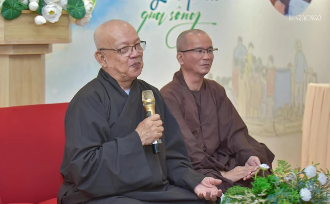 Hòa thượng Thích Thiện Bảo giao lưu với người yêu sách tại tòa soạn Báo Giác Ngộ