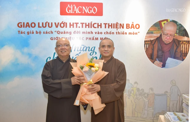Thượng tọa Thích Tâm Hải, Tổng Biên tập Báo Giác Ngộ tặng hoa chúc mừng Hòa thượng Thích Thiện Bảo trong buổi ra mắt sách mới