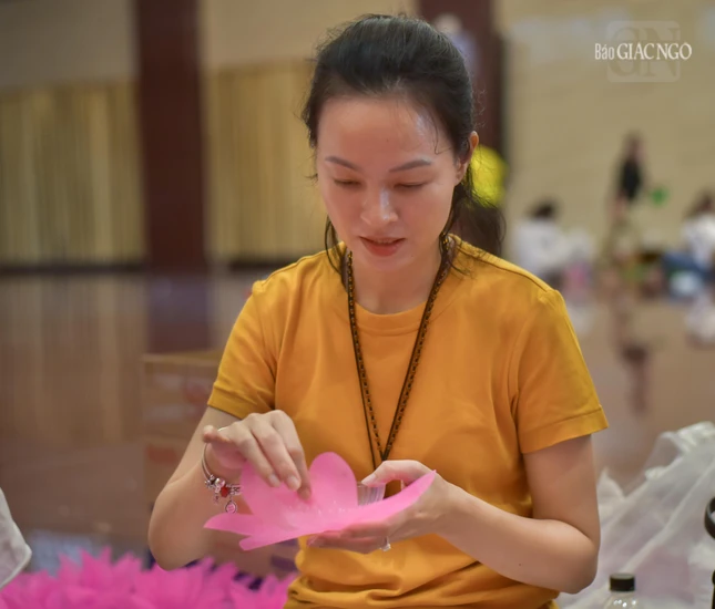 cho đến xếp cánh, làm lá sen, dán giấy...