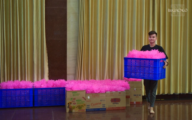 Hoa đăng sau khi làm xong sẽ được tập kết tại Việt Nam Quốc Tự...