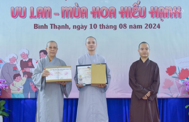 Tác phẩm "Nghĩ về hai đấng sinh thành" của Sư cô Thích nữ Huệ Như đạt giải nhất hạng mục Bài dự thi được cộng đồng mạng bình chọn
