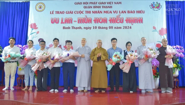 Trao hoa chúc mừng đến các thí sinh có tác phẩm vào top 10 của cuộc thi