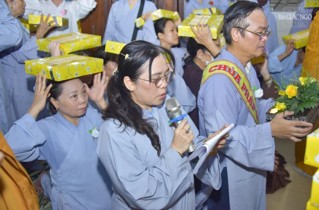 Phật tử dâng lời tác bạch dâng y cúng dường